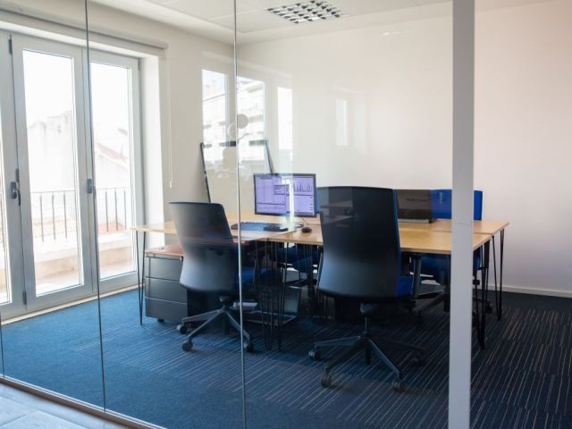 stylish-and-durable-glass-partition-near-me-for-any-space