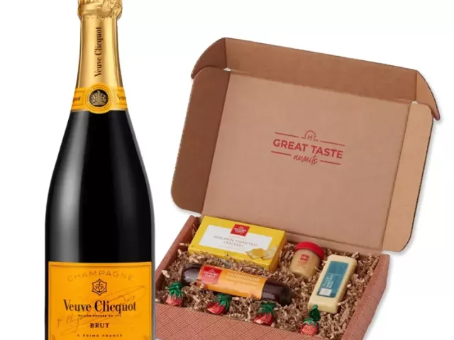 classic-gourmet-gifting-with-hickory-farms-gift-baskets