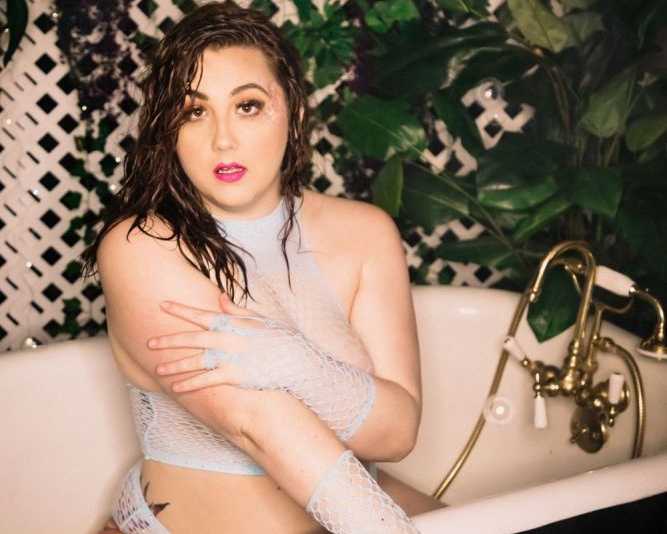 boudoir-photographer-in-tacoma-by-strawberry-boudoir-photography