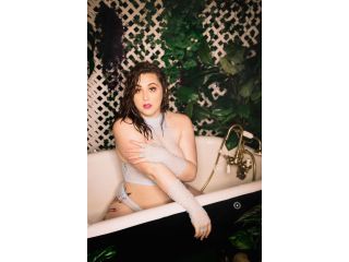 boudoir-photographer-in-tacoma-by-strawberry-boudoir-photography-small-0