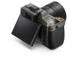 hasselblad-x2d-100c-earth-explorer-limited-edition-kit-small-2