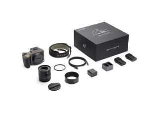 hasselblad-x2d-100c-earth-explorer-limited-edition-kit-small-4