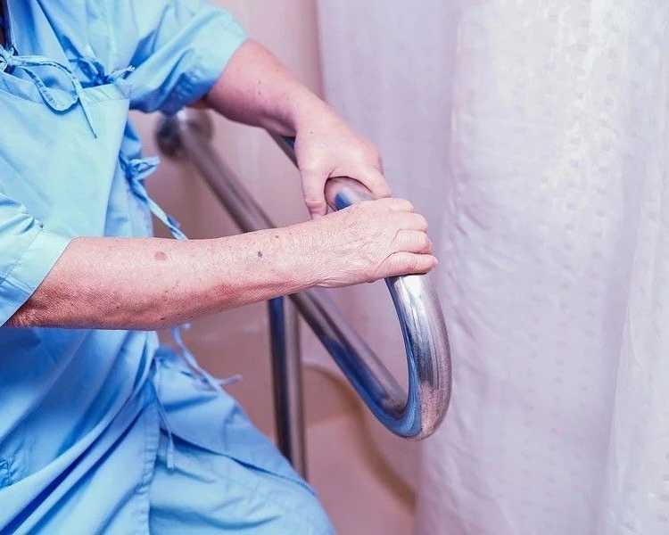 reliable-grab-bar-installation-service-for-seniors-safety