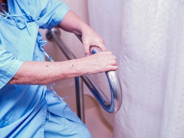 reliable-grab-bar-installation-service-for-seniors-safety
