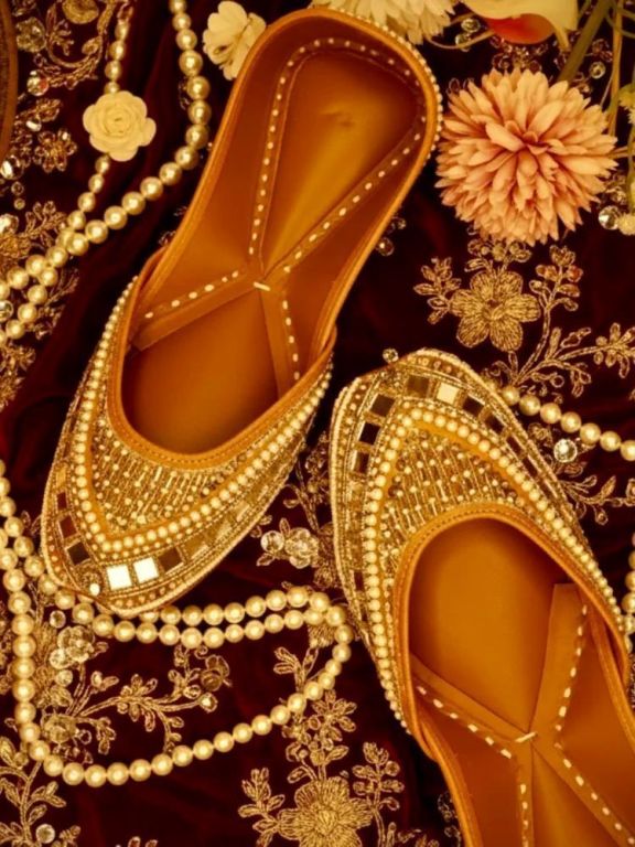 in-which-ways-can-punjabi-juttis-be-worn-with-ethnic-big-0