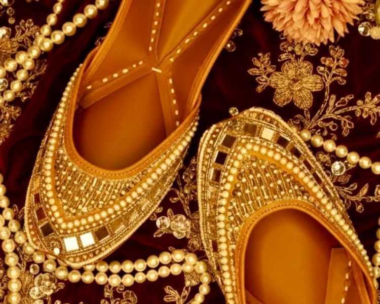 in-which-ways-can-punjabi-juttis-be-worn-with-ethnic