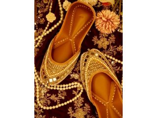 in-which-ways-can-punjabi-juttis-be-worn-with-ethnic-small-0
