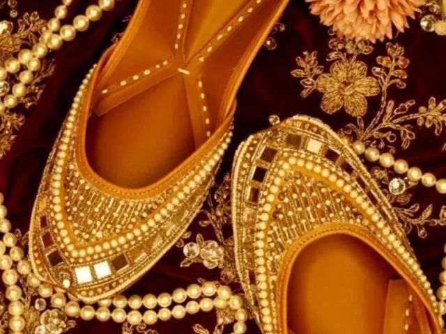 in-which-ways-can-punjabi-juttis-be-worn-with-ethnic
