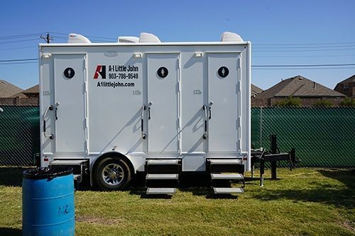 flushing-restroom-luxury-portable-restrooms-for-rent-big-0