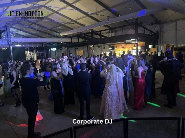 how-corporate-dj-services-create-the-perfect-event-atmosphere
