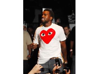 how-comme-des-garcons-created-a-new-fashion-identity-small-0