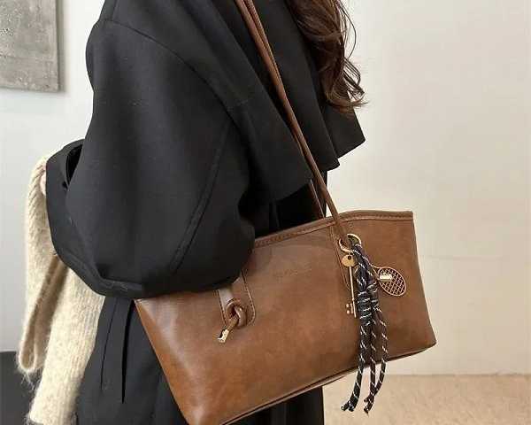 large-capacity-pendant-tote-bag-retro-korean-fashion-handbag