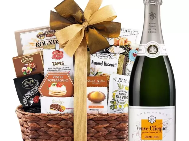 thoughtful-wine-gift-basket-for-coworkers