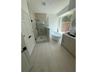 bathroom-remodeling-in-sachse-by-oak-custom-remodeling-small-2