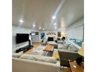 settle-in-comfortably-with-monthly-rentals-in-oakland-small-0