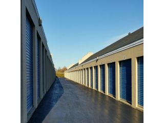 convenient-indoor-storage-with-high-ceilings-small-0