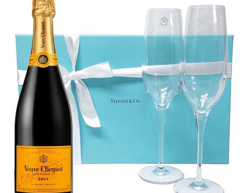 celebrate-success-with-a-graduation-wine-gift-basket