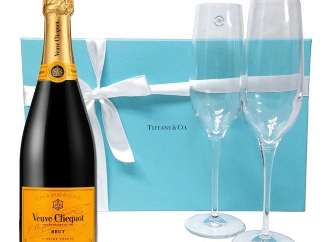 celebrate-success-with-a-graduation-wine-gift-basket