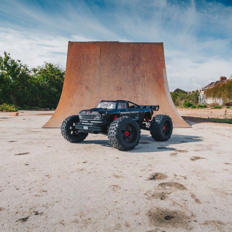 arrma-15-outcast-8s-exb-4x4-roller-brushless-stunt-truck-black-big-1