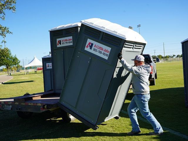 deluxe-flushable-toilets-portable-restroom-trailer-rental