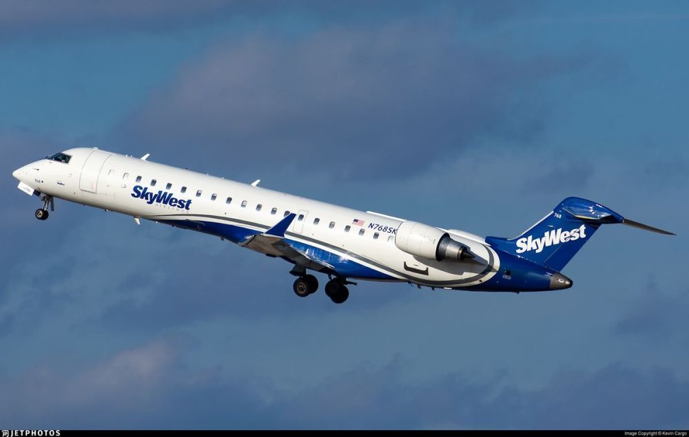 1-833-641-1988-skywest-airlines-dfw-terminal-big-0