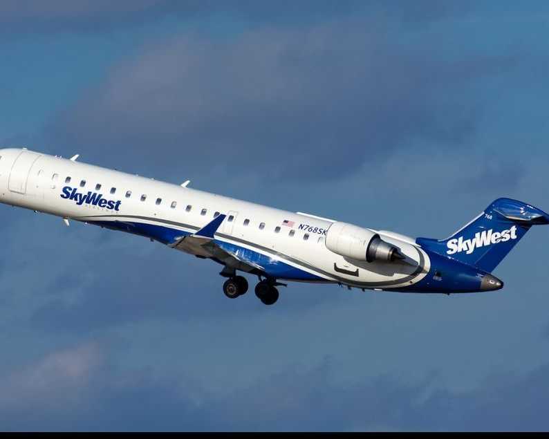 1-833-641-1988-skywest-airlines-dfw-terminal