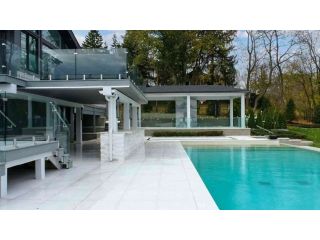 custom-pool-houses-that-redefine-outdoor-luxury-small-0