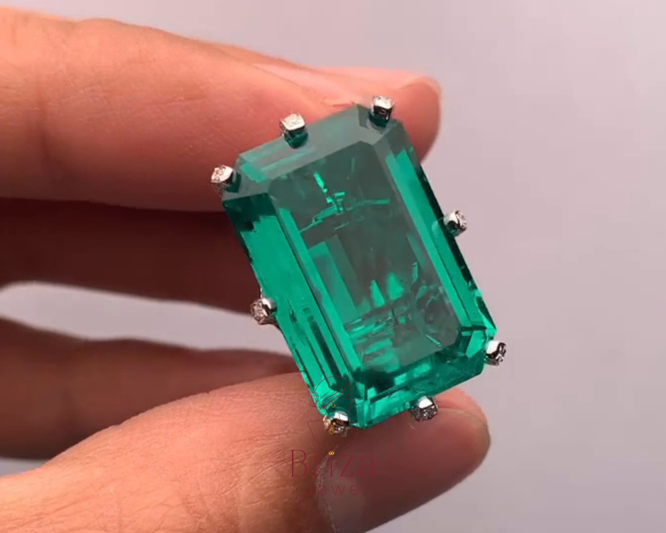 art-deco-engagement-ring-with-emerald-cut-green-gemstone