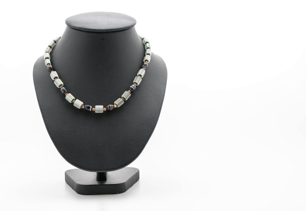 luxury-jewelry-display-cases-for-elegant-retail-presentation-big-0
