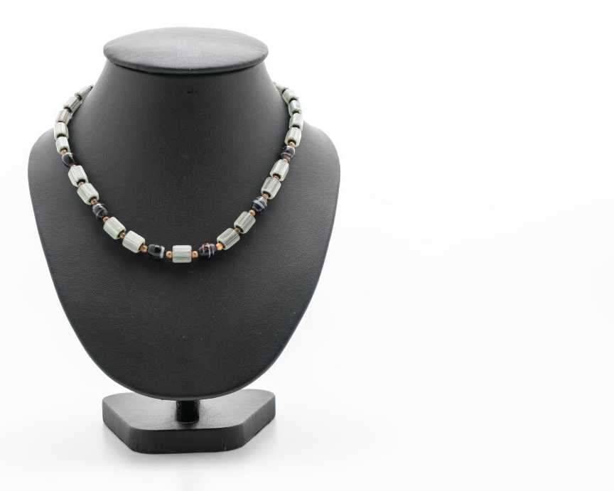 luxury-jewelry-display-cases-for-elegant-retail-presentation