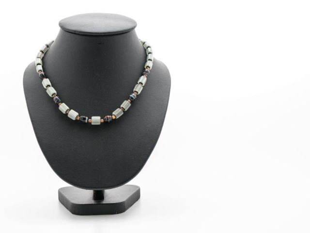 luxury-jewelry-display-cases-for-elegant-retail-presentation