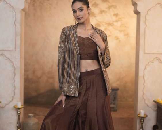 indo-western-style-suit-for-women-for-celebrations-and-outings