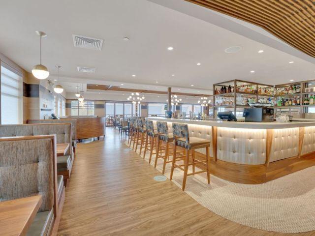 best-restaurant-and-bar-near-me-for-food-drinks-live-music