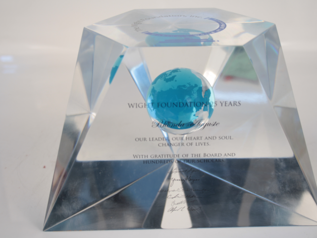 premium-lucite-plaques-for-awards-recognition
