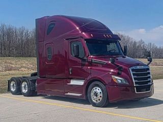 premium-freightliner-trucks-for-sale-at-trusted-auction-prices-small-0