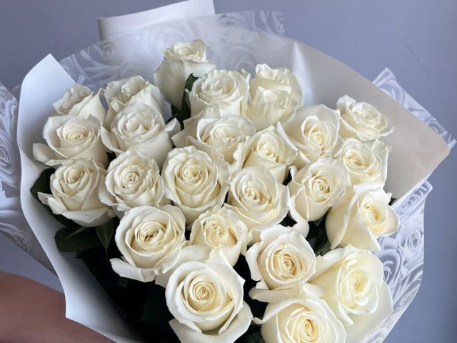 fresh-white-rose-arrangements-in-usa