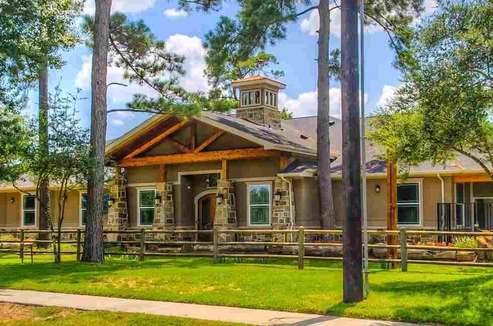 safe-and-structured-living-in-memory-care-facilities-in-champions-big-0