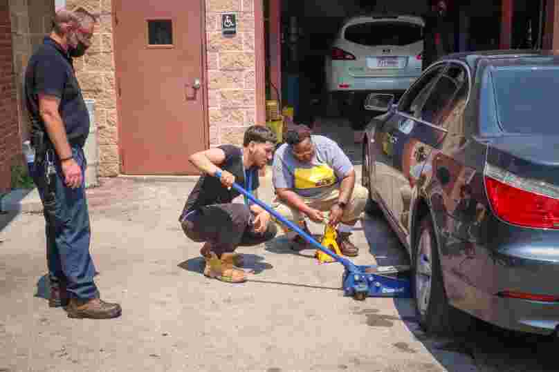 multi-skilled-trades-workers-over-single-trade-specialists-big-1