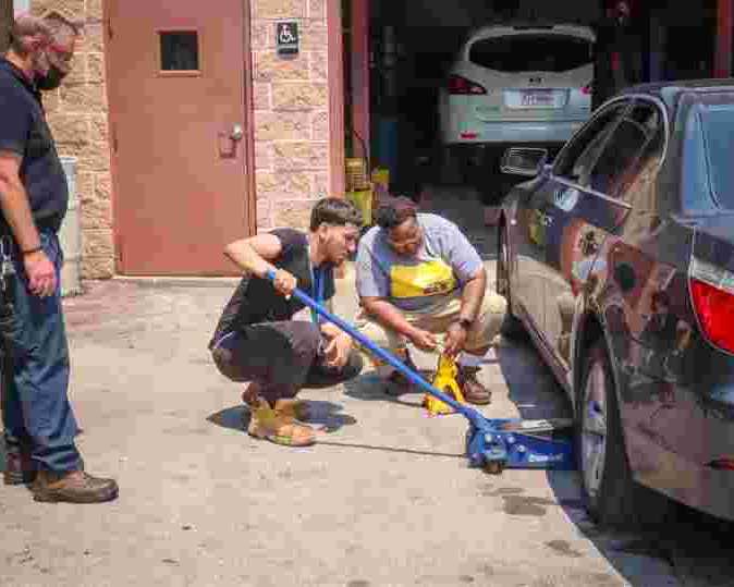 multi-skilled-trades-workers-over-single-trade-specialists