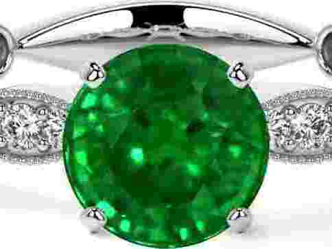 luxury-emerald-green-ring-featuring-a-natural-round-emerald