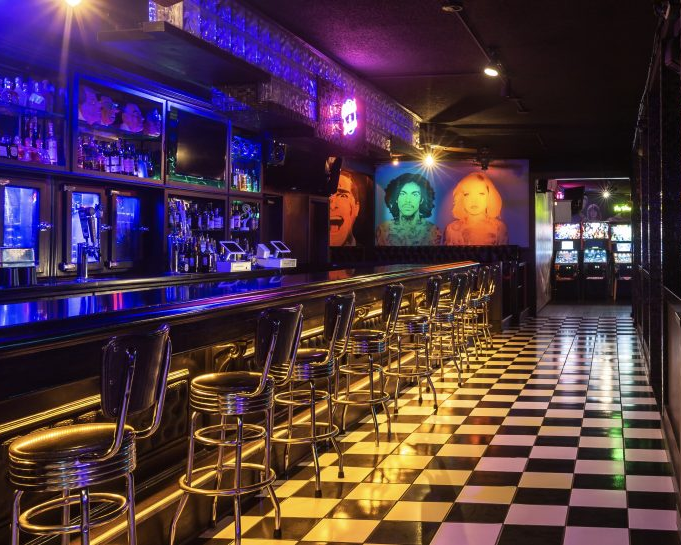 walnut-creek-outdoor-dining-great-food-drinks-at-retro-junkie-bar