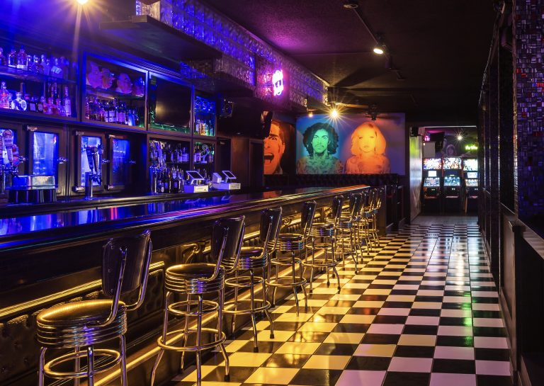 walnut-creek-outdoor-dining-great-food-drinks-at-retro-junkie-bar-big-0