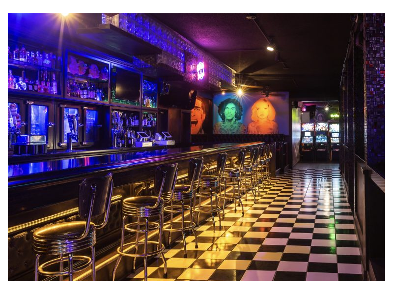 walnut-creek-outdoor-dining-great-food-drinks-at-retro-junkie-bar-small-0