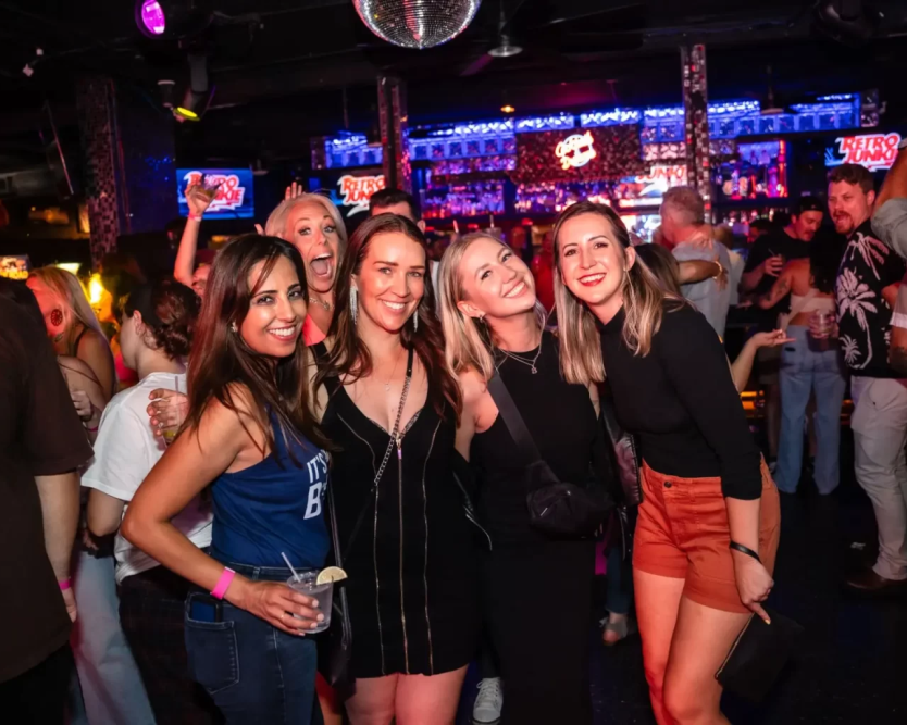 walnut-creek-bars-live-music-drinks-entertainment-retro-junkie-bar