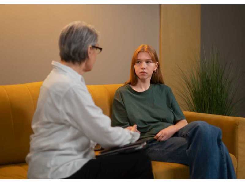 teen-therapist-for-anxiety-stress-confidence-emotional-growth-small-0