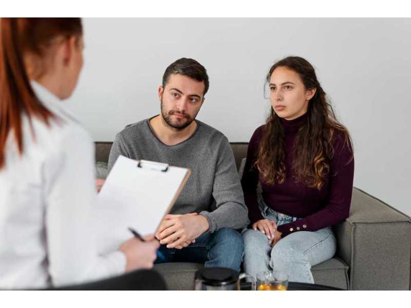 experienced-couples-therapist-for-stronger-relationships-small-0