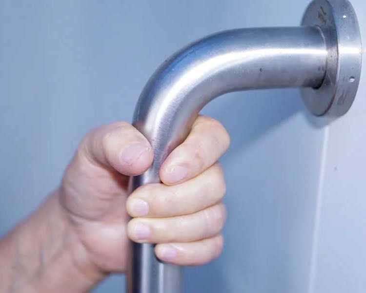 prevent-bathroom-falls-with-expert-grab-bar-installation