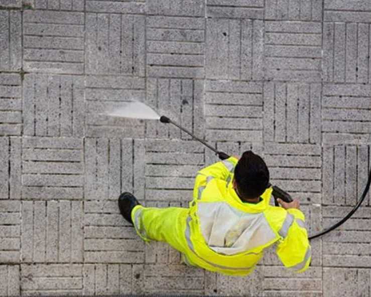 dirty-commercial-walls-mold-pollution-explained