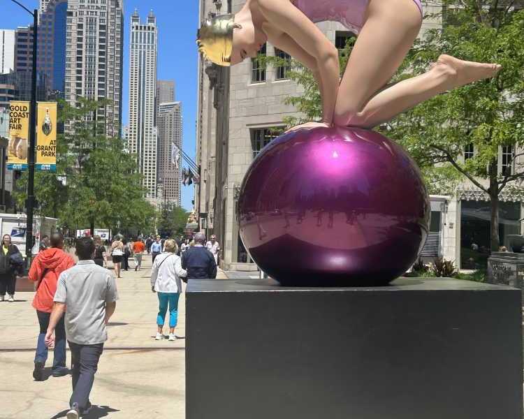 art-sculptures-in-soho-that-celebrate-beauty