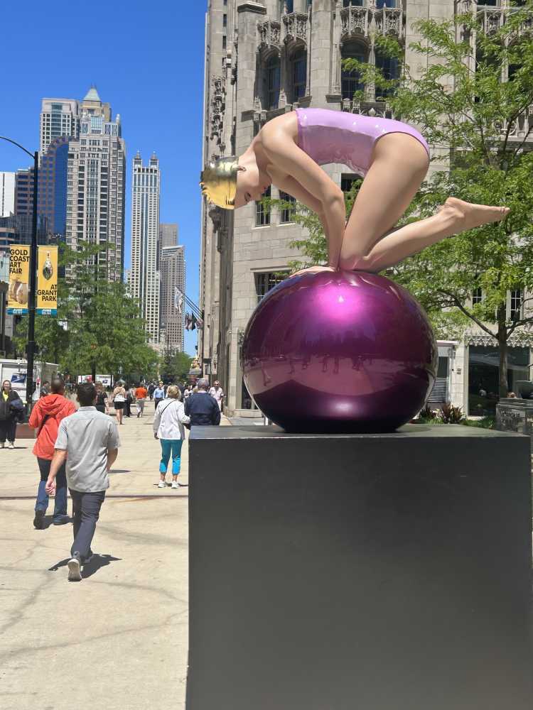 art-sculptures-in-soho-that-celebrate-beauty-big-0